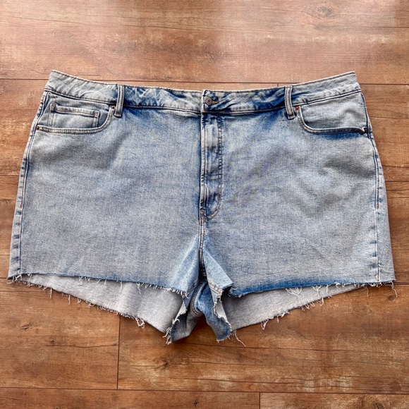Old Navy Pants - Old Navy NWOT High Rise OG Straight Light Wash Denim Shorts Plus Size 28
